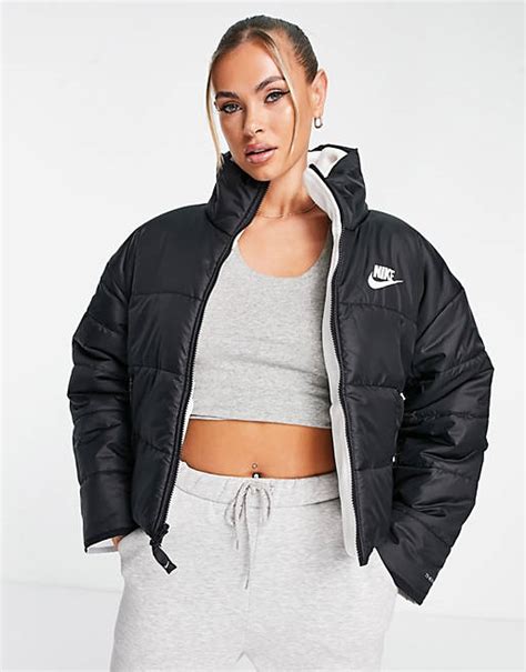 Nike – Wattierte Wendejacke in Schwarz mit Fleece 